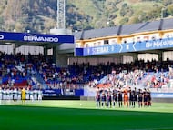 Minuto de silencio en el estadio de Ipúrua por las víctimas de la DANA momentos antes de comenzar el encuentro entre el Eibar y Elche.