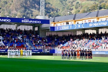 Minuto de silencio en el estadio de Ipúrua por las víctimas de la DANA momentos antes de comenzar el encuentro entre el Eibar y Elche.