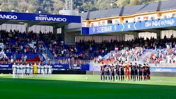 Minuto de silencio en el estadio de Ipúrua por las víctimas de la DANA momentos antes de comenzar el encuentro entre el Eibar y Elche.