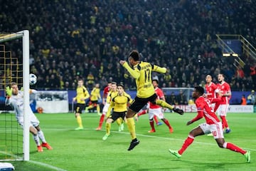 Pierre-Emerick Aubameyang scores against Benfica.