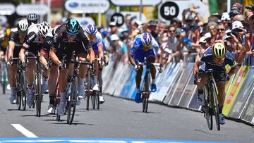 Caleb Ewan supera al holand&eacute;s Danny Van Poppel en el sprint de Adelaida en la meta de la primera etapa del Tour Down Under.