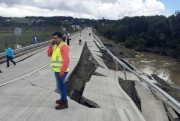 Un sismo de magnitud 7.6 en la escala de Richter se sintió a las 11:21 horas de este domingo. El epicentro fue a 67 kilómetros al noroeste de Melinka y también se percibió en las regiones del Biobío, La Araucanía, Los Ríos y Aysén. Varias carreteras quedaron dañadas.