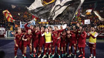 Soccer Football - Serie A - AS Roma v Lazio - Stadio Olimpico, Rome, Italy - January 5, 2025 AS Roma players celebrate after the match REUTERS/Guglielmo Mangiapane