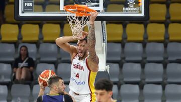 Willy Hernangómez, pívot de la Selección, machaca el aro de Bosnia en el Eurobasket 2025.