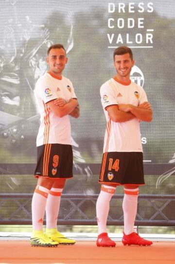 Alcácer y Gayá fueron los encargados de lucir la primera equipación del Valencia.