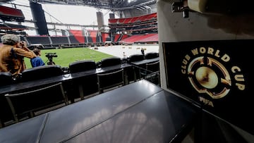 ATLANTA (United States), 09/06/2025.- A logo is displayed on a television screen as workers install the natural grass which will serve as the pitch for the FIFA Club World Cub soccer matches at Mercedes-Benz Stadium in Atlanta, Georgia, USA, 09 June 2025. The grass, scientifically designed for indoor stadiums, is a combination of Kentucky blue and perennial rye grasses. The first FIFA Club World Cup match at the stadium is Chelsea FC versus Los Angeles Football Club 16 June 2025. (Mundial de F¨²tbol) EFE/EPA/ERIK S. LESSER
