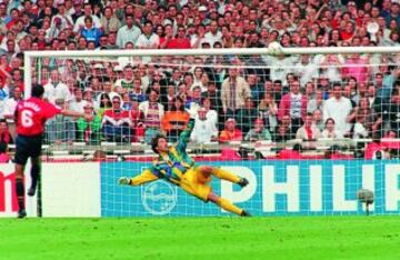 España jugó su mejor partido en Wembley, ante los anfitriones. Con un Sergi antológico, la Selección dominó a una entregada Inglaterra en todos los aspectos del juego. En todos, menos en el marcador. El empate final condenó a los españoles a la lotería de los penaltis en donde Hierro lanzó al larguero (en la imagen) y Seaman detuvo el tiro de Nadal; España cayó de nuevo en cuartos. Francia, también gracias a los penaltis, Alemania y la República Checa se convirtieron en los otros semifinales.