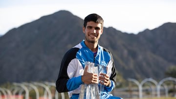 El tenista español Carlos Alcaraz posa con el trofeo de campeón del Masters 1.000 de Indian Wells 2024.