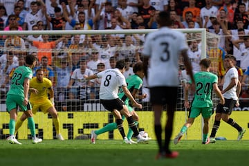 El jugador del Valencia, Javi Guerra, recibió en la frontal, hizo un recorte con la zurda y disparó con la derecha poniéndola por alto a un lado para que no llegase Oblak estirándose.