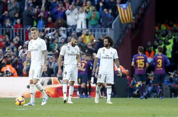 Los jugadores del Real Madrid después del gol 2-0 de Luis Suárez de penalti 