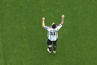 Celebración de Lionel Messi tras anotar el primer gol de la selección argentina. 