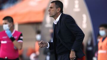 "Cómico": el tenso momento de Poyet tras la caída ante la U