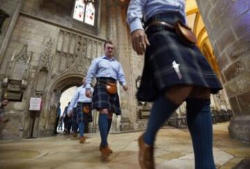 La selección escocesa entrando en la Catedral de Gloucester.