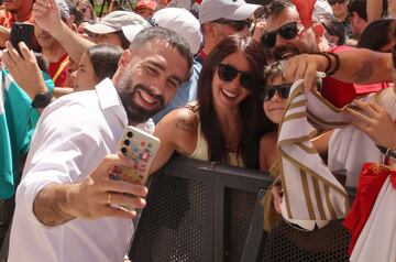 Carvajal se hace un selfie sonriente junto a una familia de aficionados de Boadilla del Monte.

