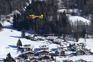 Milano Cortina 2026 Olympics - Alpine Skiing - Women's Downhill - Tofane Alpine Skiing Centre, Belluno, Italy - February 08, 2026. General view of a helicopter after Lindsey Vonn of United States crashed during the women's downhill REUTERS/Annegret Hilse