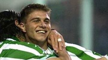 <b>NO PIERDE LA CABEZA.</B> Joaquín prefiere tener los pies en el suelo por mucho que suenen las campanas: "Dicen que me quiere todo el mundo, pero hasta que el Madrid, el Barcelona o algún equipo italiano no vengan con los papeles y con la 'tela', no me lo creeré".