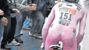 <b>ACLAMADO. </b>El público que se congregó en las carreteras de Verona jalea al líder Danilo di Luca.