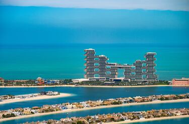 Residencias que se encuentran en el segmento más alto del mercado inmobiliario, caracterizadas por su opulencia, comodidades exclusivas, ubicación privilegiada y diseño excepcional. Cuentan con arquitectura de vanguardia, diseños personalizados por arquitectos de renombre y acabados interiores con materiales de la más alta calidad.