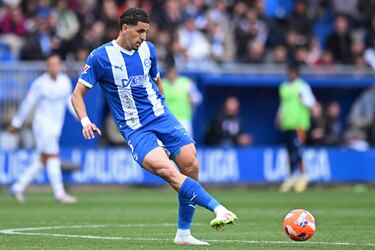 Central marroquí consolidado en la defensa. Su contrato finaliza en 2025, y su continuidad dependerá de las negociaciones con el club.

