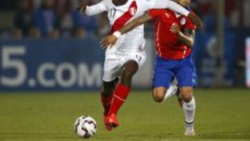 Vidal en duelo contra Adv&iacute;ncula en la Copa Am&eacute;rica pasada.