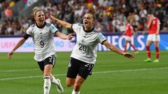 Brentford (United Kingdom), 21/07/2022.- Germany's Lina Magull (R) celebrates with Svenja Huth (L) after scoring the 1-0 during the UEFA Women's EURO 2022 quarter final soccer match between Germany and Austria in Brentford, Britain, 21 July 2022. (Alemania, Reino Unido) EFE/EPA/Neil Hall
