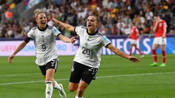 Brentford (United Kingdom), 21/07/2022.- Germany's Lina Magull (R) celebrates with Svenja Huth (L) after scoring the 1-0 during the UEFA Women's EURO 2022 quarter final soccer match between Germany and Austria in Brentford, Britain, 21 July 2022. (Alemania, Reino Unido) EFE/EPA/Neil Hall
