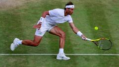 Rafa Nadal devuelve una bola durante su partido ante Roger Federer en las semifinales de Wimbledon de 2019.