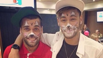 Neymar y Alves, maquillados y posando como dos gatos