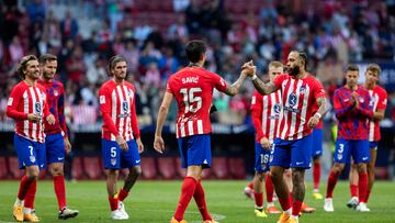 Jugadores del Atl¨¦tico de Madrid en su ¨²ltimo partido de liga contra Osasuna.