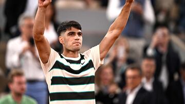 Carlos Alcaraz celebra su victoria contra Fabian Marozsan en Roland Garros.