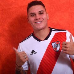 Quintero luce la nueva camiseta de River Plate