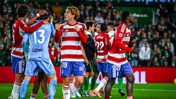 15/11/25 PARTIDO SEGUNDA DIVISION
RACING DE SANTANDER - GRANADA
CELEBRACION GRANADA GESTO A LA GRADONA ALEGRIA