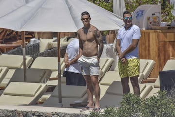 James Rodr¨ªguez est¨¢ disfrutando de los dos d¨ªas libres que Zidane le ha concedido a la plantilla tras la conquista del 33? t¨ªtulo de Liga. El colombiano ha aprovechado el tiempo libre para relajarse en Ibiza junto a unos amigos antes de comenzar a preparar la final de la Champions del pr¨®ximo d¨ªa 3 de junio ante la Juventus. A pesar de todo el futbolista cafetero a¨²n no est¨¢ de vacaciones ya que tendr¨¢ que presentarse el pr¨®ximo mi¨¦rcoles en Valdebebas para iniciar el trabajo de preparaci¨®n de esa final continental. Zidane ha citado a la plantilla a las 17.00 horas para retomar el trabajo de cara a la final de Cardiff.
James podr¨ªa no tener la oportunidad de despedirse del Real Madrid sobre el verde. El t¨¦cnico franc¨¦s espera tener a toda la plantilla a disposici¨®n por lo que, con la vuelta de Bale, el nivel de Isco, y la explosi¨®n de Asensio James podr¨ªa estar aprovechando para perfilar su futuro el cual podr¨ªa estar ligado a un ex de la Casa Blanca. Mourinho podr¨ªa recuperarle para la causa y hacer que Old Trafford sea el nuevo hogar del colombiano. El tiempo lo dir¨¢.