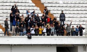 Un grupo de seguidores del Real Madrid anim&oacute; al equipo durante el entrenamiento en el estadio del Besiktas.