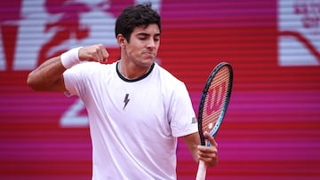 Cascais (Portugal), 06/04/2024.- Christian Garin of Chile reacts against Hubert Hurkacz of Poland during the semi final of the Estoril Open tennis tournament, in Cascais, Portugal, 06 April 2024. (Tenis, Polonia) EFE/EPA/RODRIGO ANTUNES
