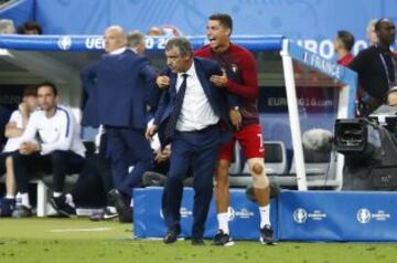 Cristiano Ronaldo con el seleccionador Fernando Santos tras retirarse lesionado de la final de la Eurocopa contra Francia. 