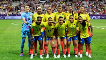 (FromL) Back row Colombia's players, goalkeeper #12 Katherine Tapia, midfielder #06 Daniela Montoya, midfielder #08 Marcela Restrepo, defender #16 Jorelyn Carabali, defender #03 Daniela Arias, defender #02 Manuela Vanegas and front row players, forward #18 Linda Caicedo, defender #17 Carolina Arias, midfielder #13 Ilana Izquierdo, midfielder #10 Leicy Santos and forward #07 Manuela Pavi pose before during the women's group A football match between Colombia and Canada of the Paris 2024 Olympic Games at the Nice Stadium in Nice on July 31, 2024. (Photo by Valery HACHE / AFP)