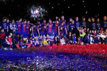 El Barcelona recibe el trofeo de la Liga BBVA 2012-2013.