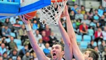 Miralles, ante Stanko Barac.