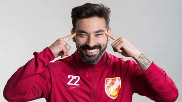 Lavezzi apologises for ill-advised promotional shoot pose