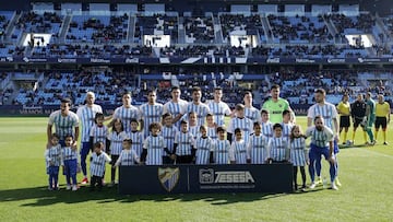 Los jugadores del M&aacute;laga posan para la foto oficial antes de medirse al Mirand&eacute;s.