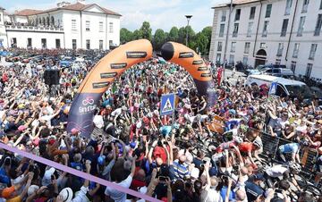 Corredores toman la salida en la localidad de Venaria Reale