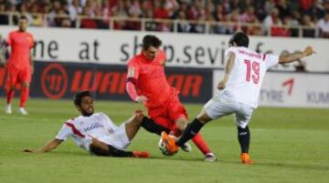 Messi entre Tremoulinas y Banega.