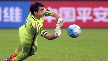 CHI10. NANNING (CHINA), 11/01/2017.- Fotografía cedida por la Asociación Nacional de Fútbol de Chile (ANFP) que muestra al portero chileno Cristopher Toselli mientras ataja un tiro penal hoy, miércoles 11 de enero de 2016, durante un partido por la China Cup entre Chile y Croacia, en el estadio Guanxi de Nanning (China). EFE/Carlos Parra/Cortesía ANFP/SOLO USO EDITORIAL/NO VENTAS