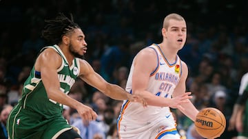 Nikola Topic, contra los Bucks en sus primeros minutos en la NBA como jugador de los Thunder.