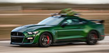 Este Mustang GT500 de Hennessey con un Árbol de Navidad supera los 300 km por hora