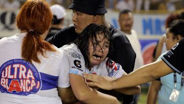 La estampida que costó 12 fallecidos en el futbol de El Salvador recibe la atención de medios internacionales y la consternación mundial es evidente.