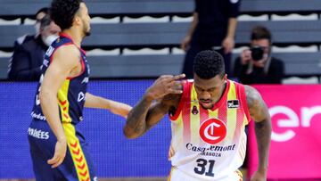Andorra La Vieja, 11/12/2020.- El escolta estadounidense del Casademont Zaragoza, Dylan Ennis, celebra un triple durante el partido aplazado de la novena jornada de la Liga Endesa entre el MoraBanc Andorra y el Casademont Zaragoza, este viernes en el Poliesportiu d'Andorra. EFE/Fernando Galindo