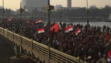 <b>SOBRE EL NILO. </b>Miles de personas marchan camino del ministerio del Interior egipcio antes de los enfrentamientos con las fuerzas de seguridad, ayer en El Cairo