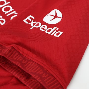 Liverpool presentó su nueva camiseta para la temporada 2022/23.